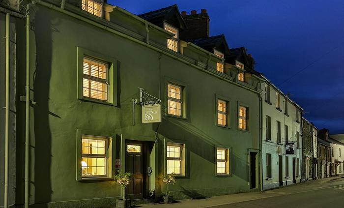The Coach House is a short walk from the centre of Brecon town and its shops, restaurants, bars, theatre and music venues. There are beautiful walks r